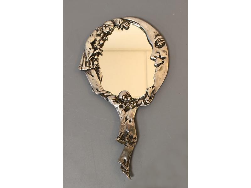 MIROIR A MAIN en métal argenté moulé à décor...