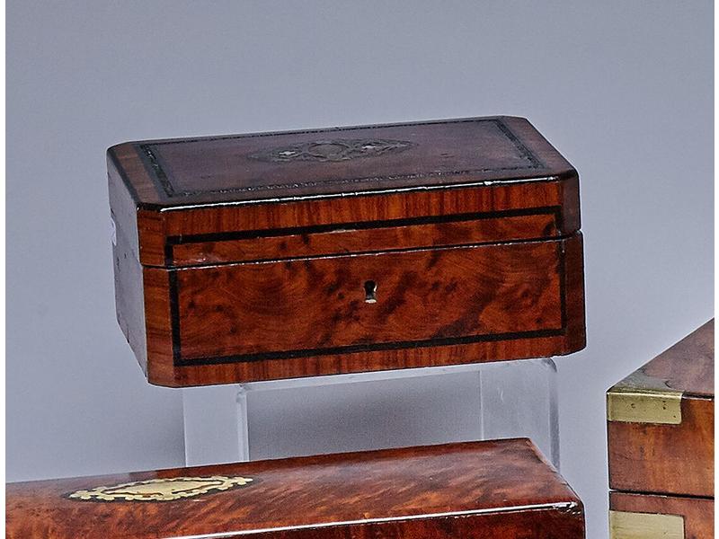 COFFRET rectangulaire à pans coupés, en bois...
