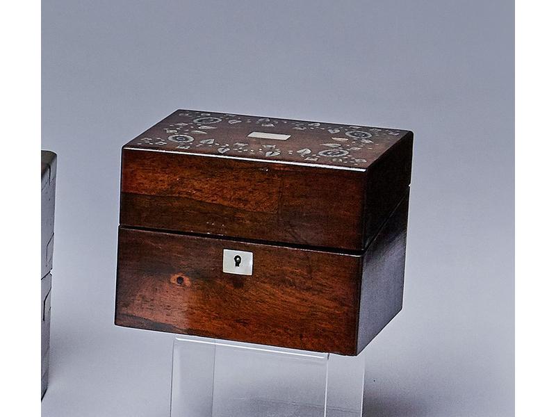 PETIT COFFRET rectangulaire, en placage de...