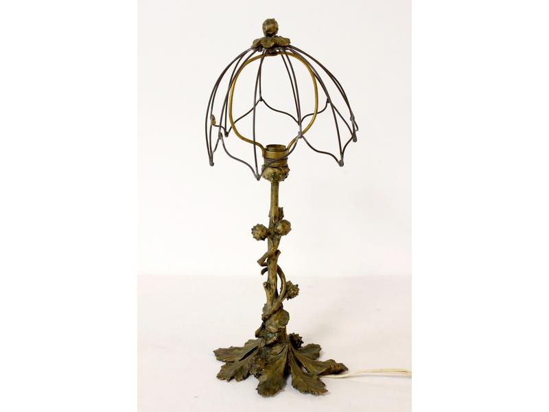 LAMPE en bonze doré, à décor naturaliste...