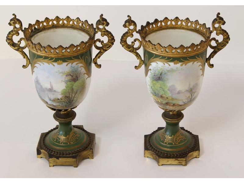 PAIRE DE COUPES sur piédouche en porcelaine...