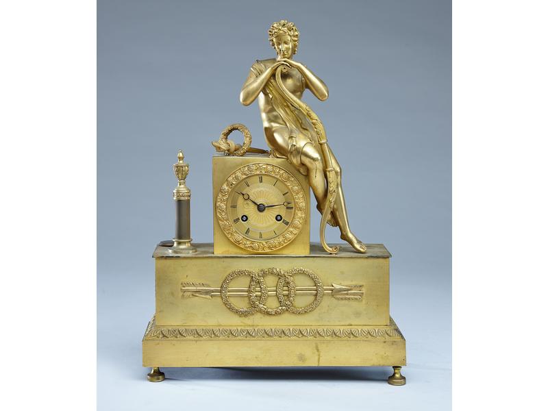PENDULE BORNE en bronze doré représentant...