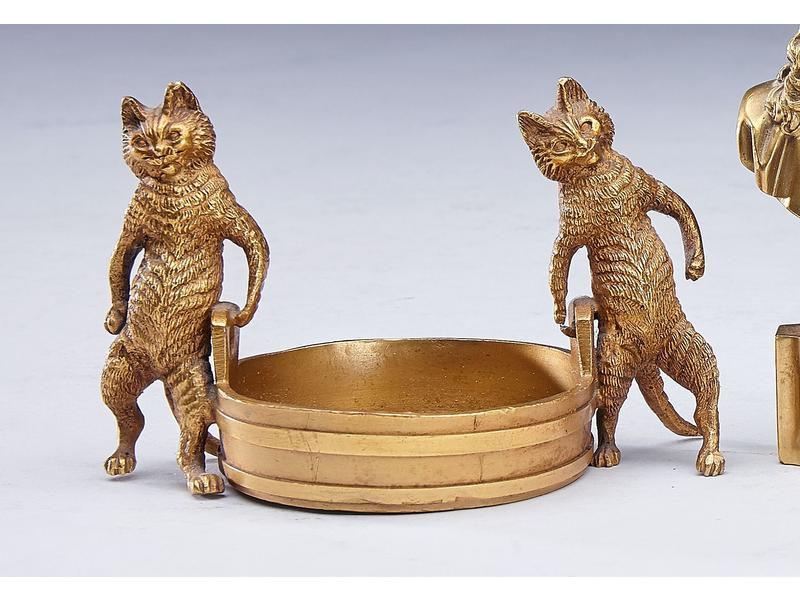 DEUX PETITS CHATS TENANT UN PANIER, formant...