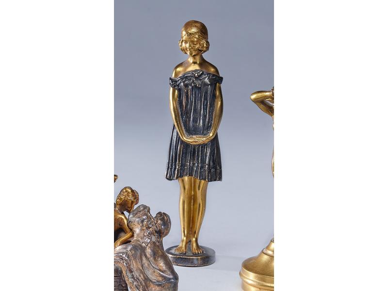 JEUNE FILLE EN NUISETTE en bronze à patine...