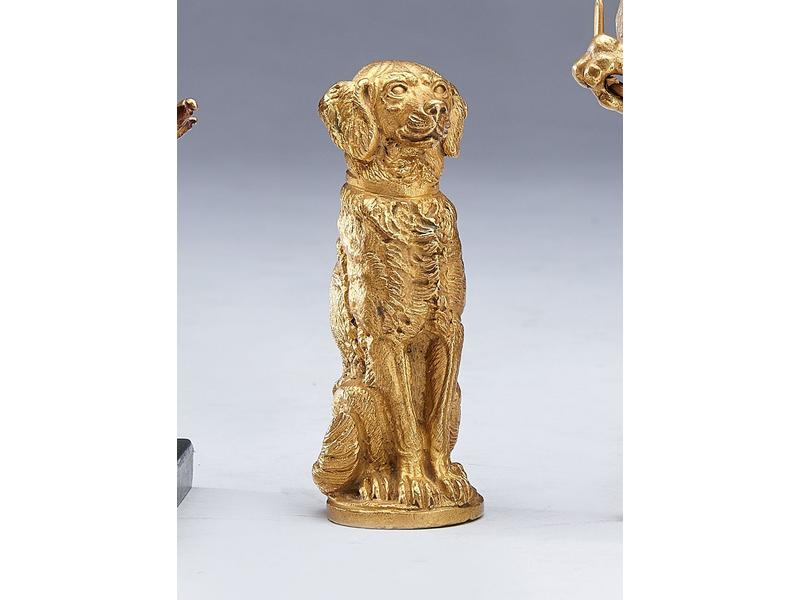 CHIEN assis en bronze à patine dorée. Probablement...