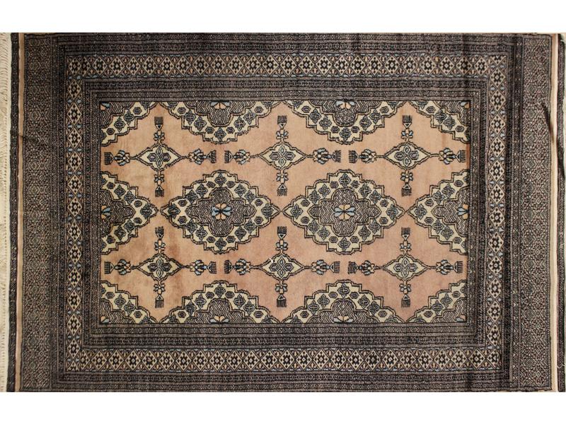TAPIS en laine à décor de médaillons chantournés...