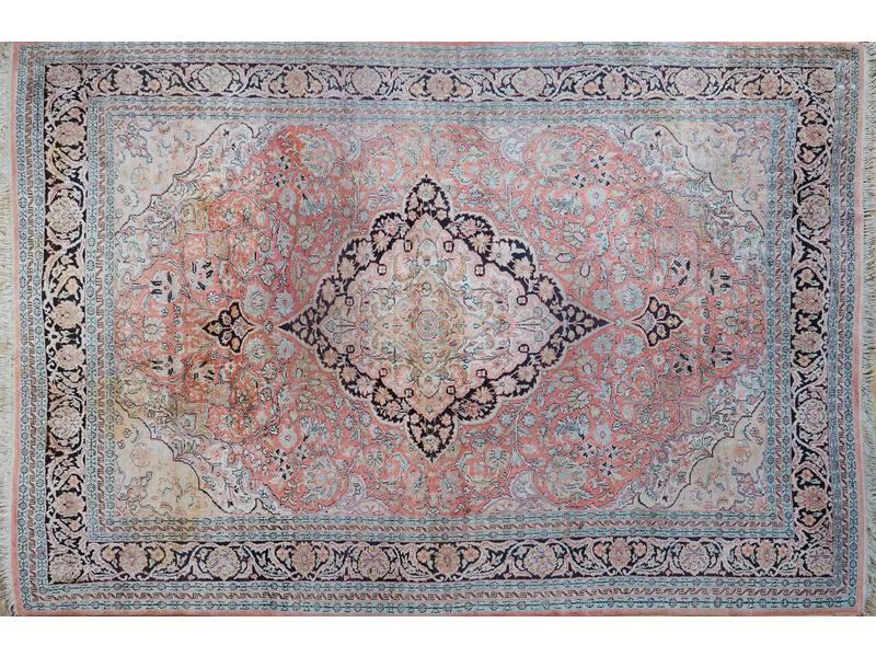 TAPIS en laine à décor d'un médaillon central...
