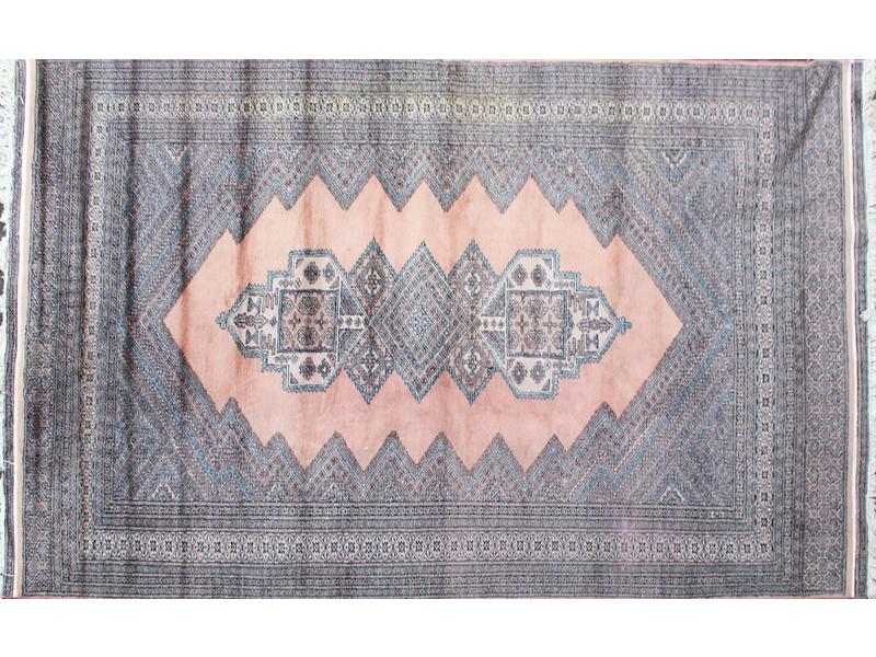 TAPIS en laine à décor d'un médaillon à chevron...