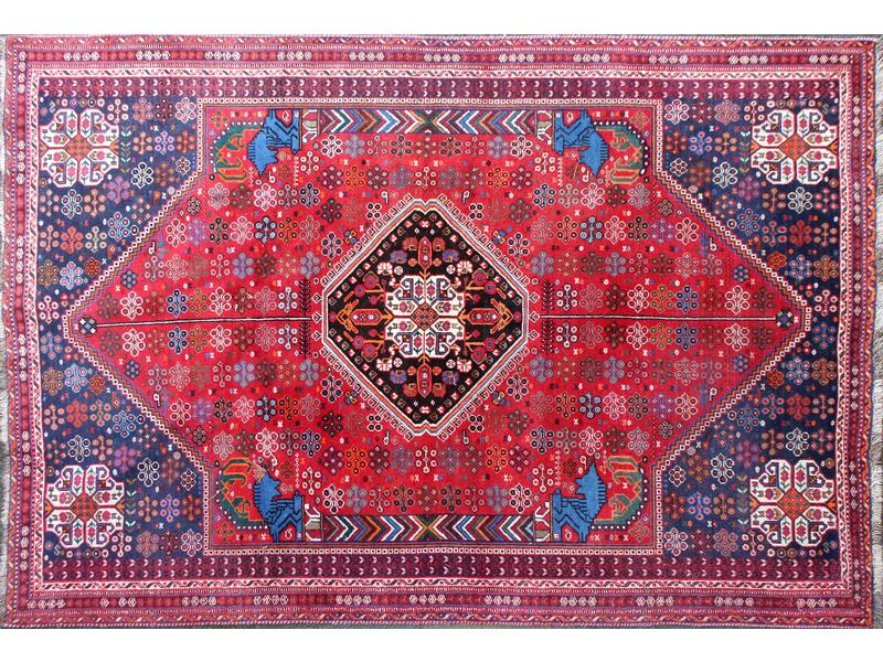 TAPIS en laine dans les tons rouge et bleu...