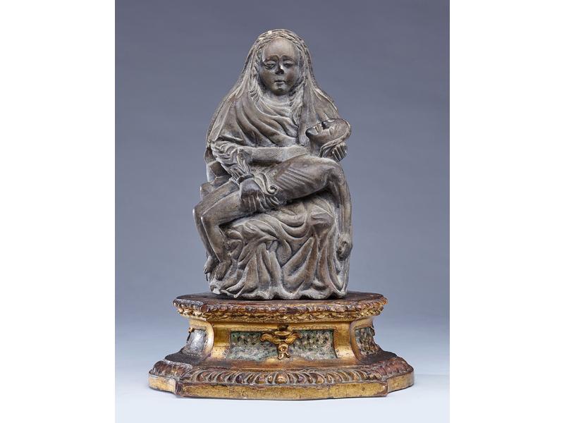 PIETA en pierre calcaire sculptée.