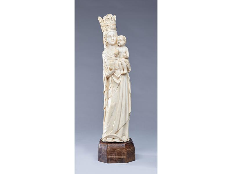 VIERGE A l'ENFANT en ivoire sculpté de style...