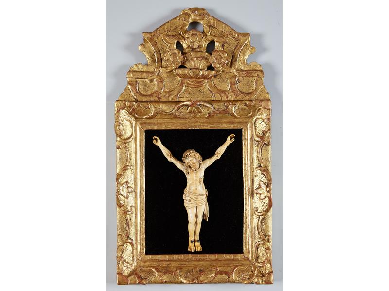 BEAU CRUCIFIX en ivoire sculpté, figurant...