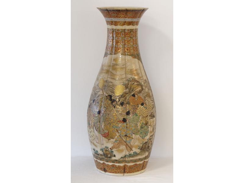 GRAND VASE de forme balustre en grès émaillé...