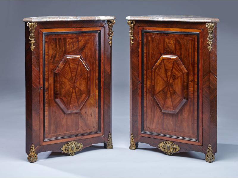 PAIRE D'ENCOIGNURES en placage de bois de...