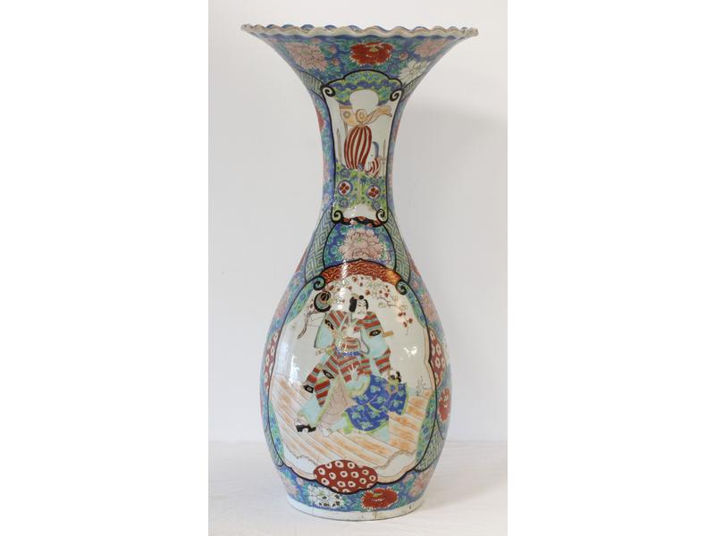 GRAND VASE à col corolle en porcelaine émaillée...