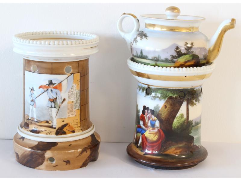 DEUX ÉLÉMENTS DE TISANIÈRES en porcelaine...