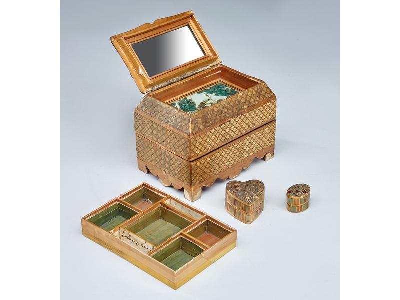 PETIT COFFRET à bijoux en marqueterie de...