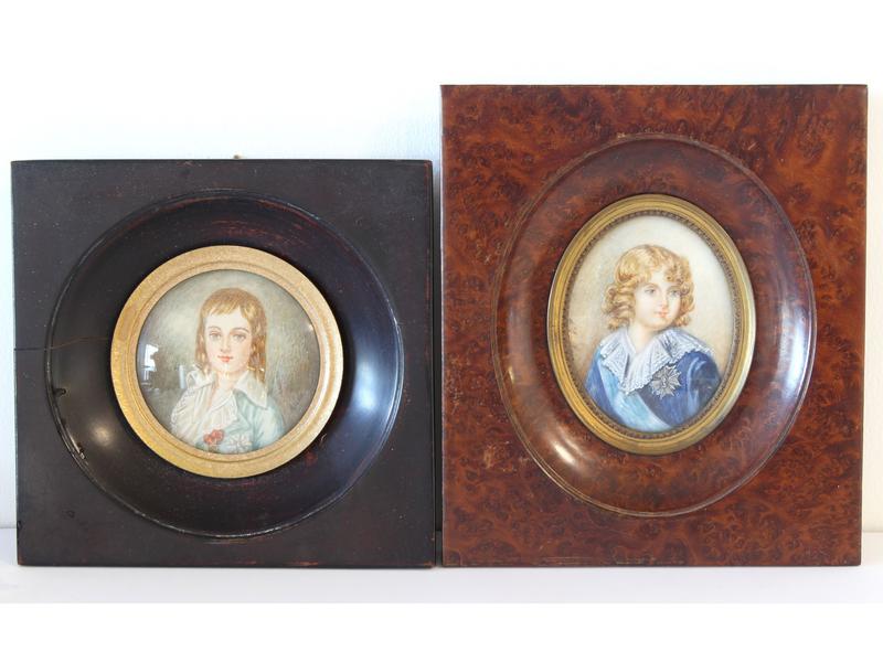 DEUX MINIATURES, une ronde et une ovale sur...