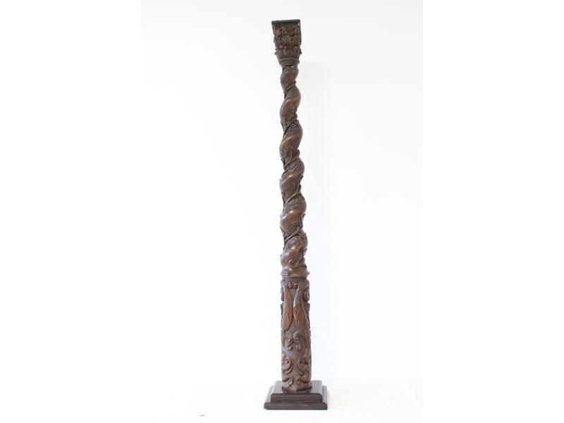 COLONNE baroque en bois sculpté à fût torsadé...