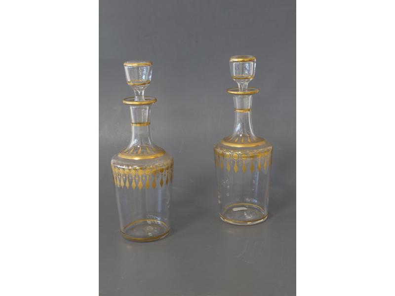 PAIRE DE FLACONS en verre de forme tronconique...