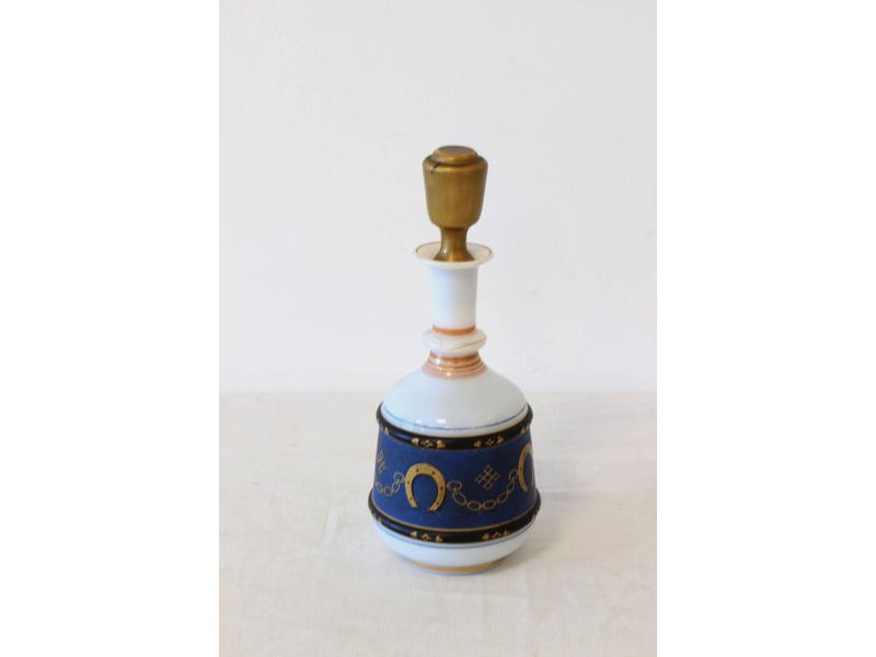 CARAFON en opaline à décor peint de fer à...