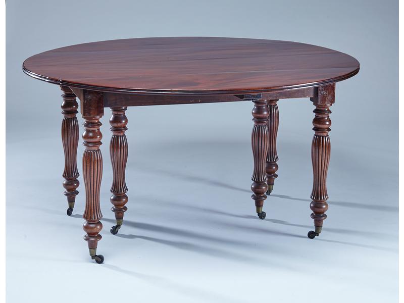 TABLE ronde à volets en acajou et placage...