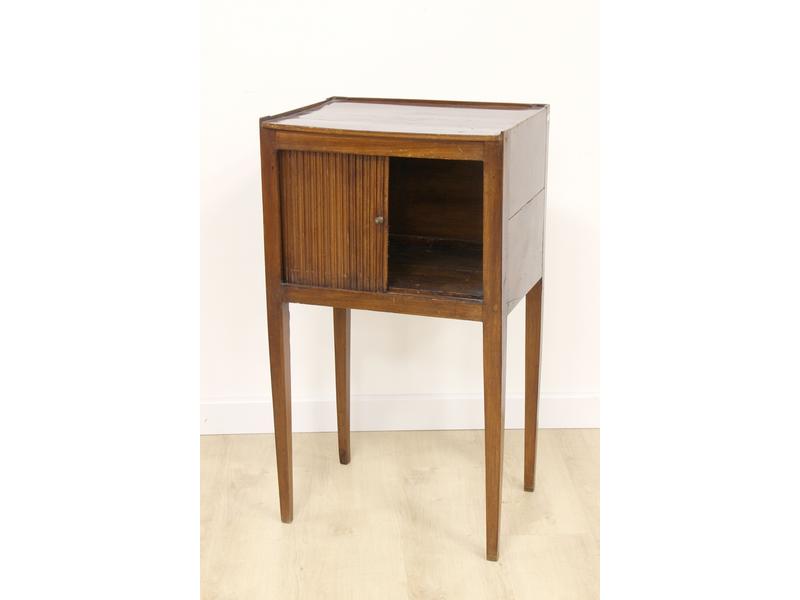TABLE DE CHEVET en bois teinté acajou ouvrant...