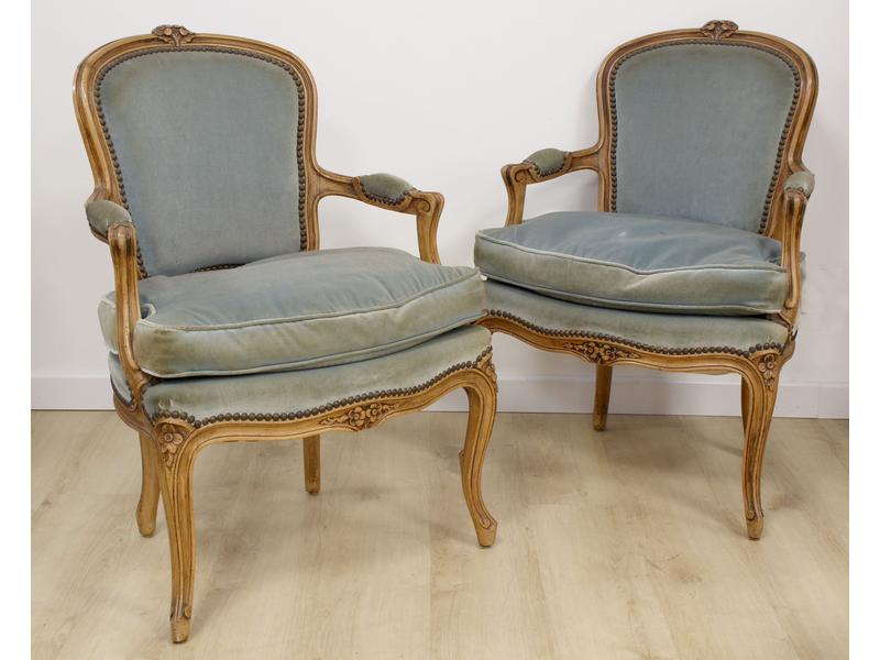 PAIRE DE FAUTEUILS à dossier cabriolet en...