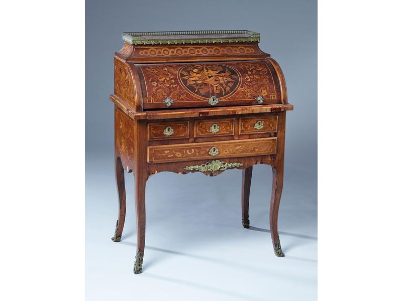 PETIT BUREAU cylindre en placage de palissandre...