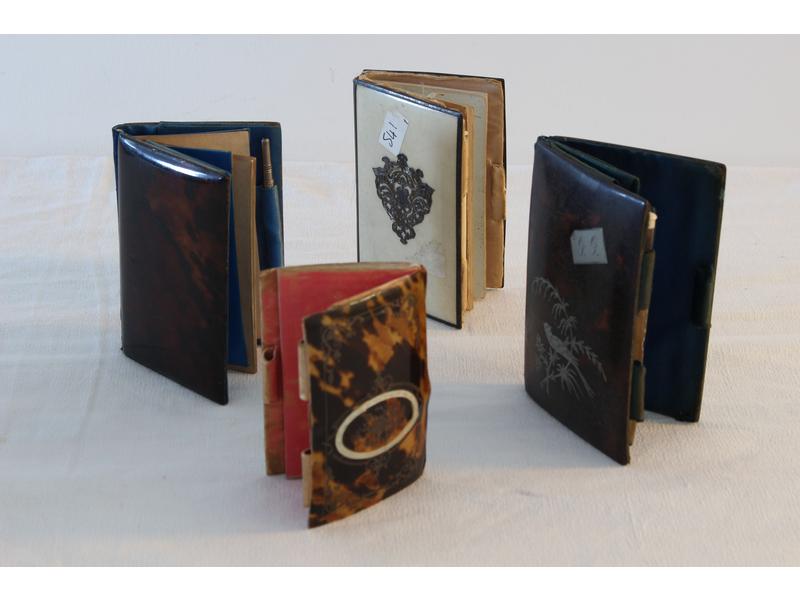 QUATRE CARNETS DE BAL dont trois en écaille...
