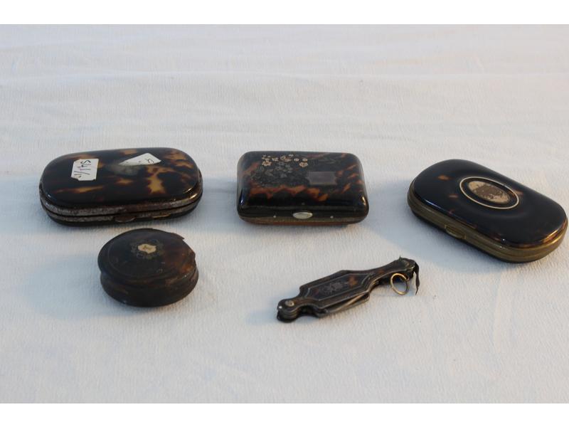 TROIS PORTE LOUIS et UN LORGNON en écaille...