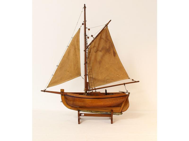 MAQUETTE DE VOILIER "sloop" en acajou, sur...