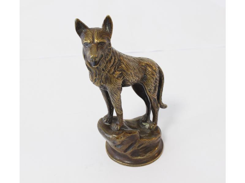 Loup aux aguets en bronze à patine dorée...