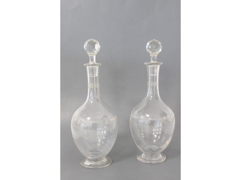 PAIRE DE CARAFES de forme balustre en cristal...