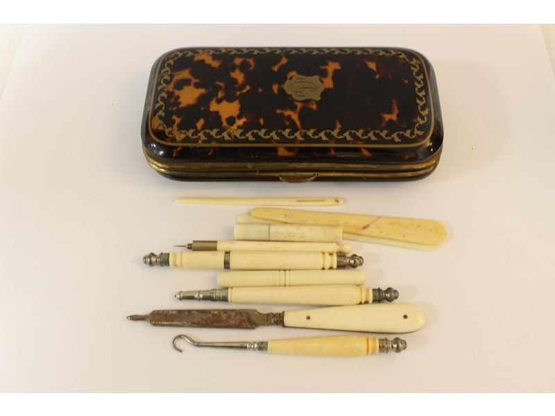 ETUI en écaille brune et filets de laiton....