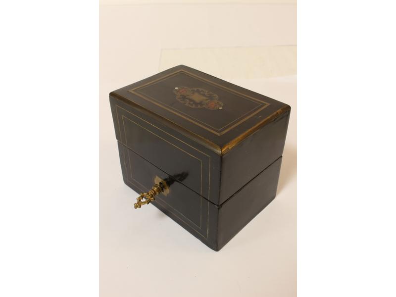 PETIT COFFRET A FLACON en bois noirci, filets...