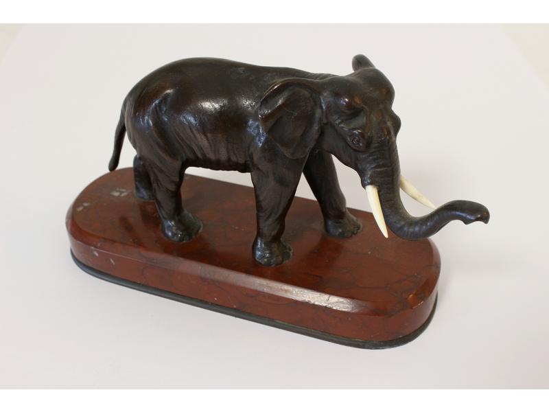 Eléphant marchant avec défenses en ivoir...