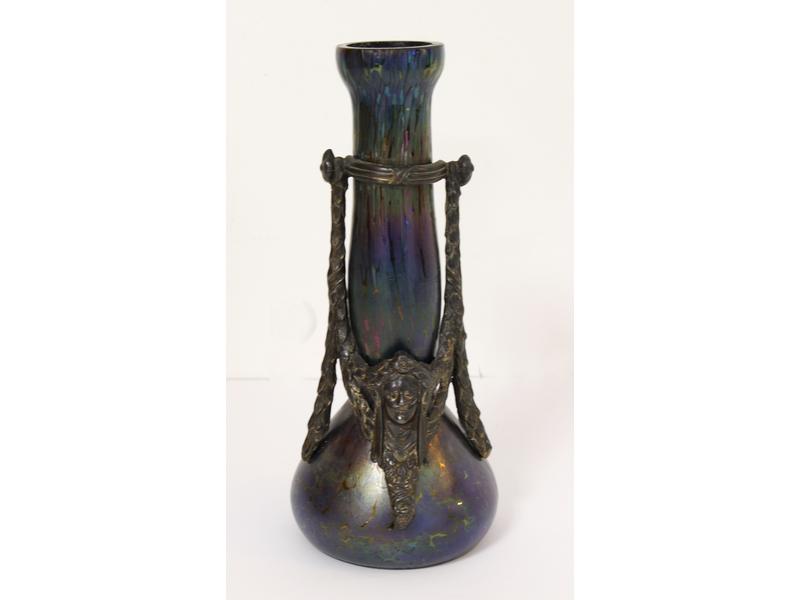 VASE à haut col oignon et renflé sur bas...