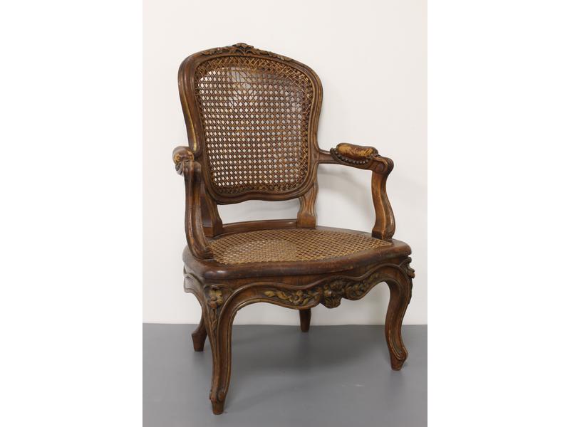FAUTEUIL D'ENFANT à dossier violoné et cabriolet...
