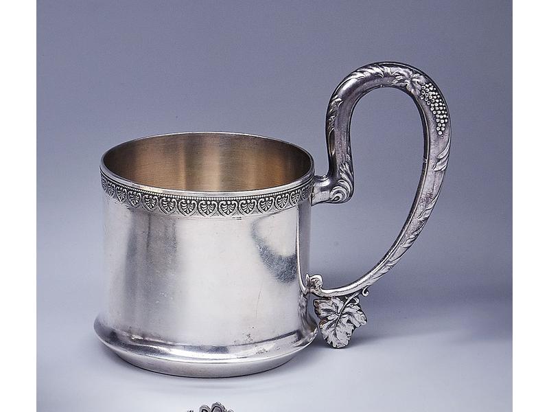 TASSE A VIN en argent uni à décor d'une frise...