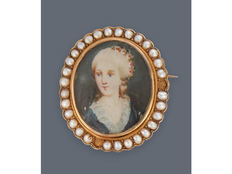BROCHE MINIATURE ovale représentant une élégante,...