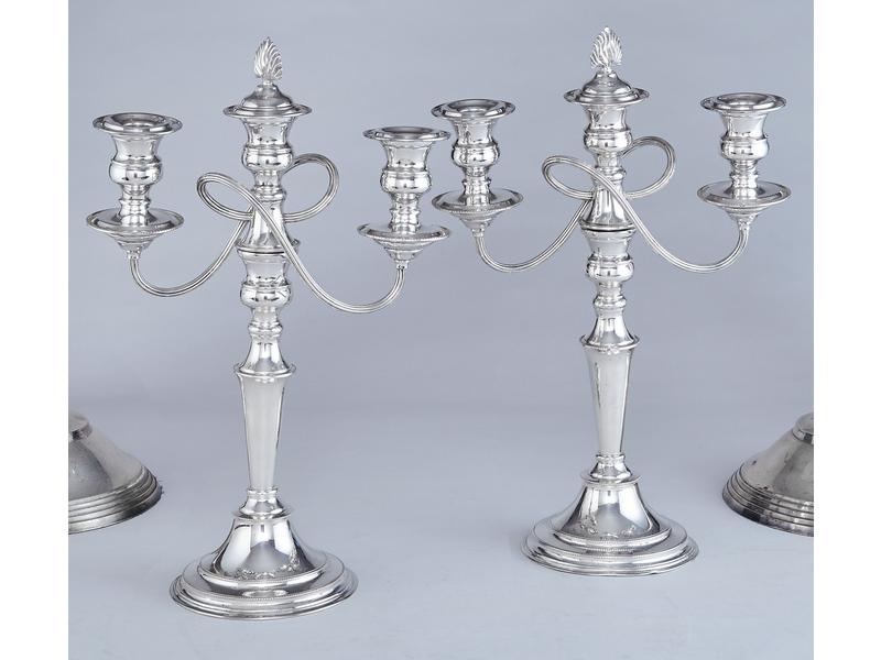 PAIRE DE CANDELABRES à trois lumières en...