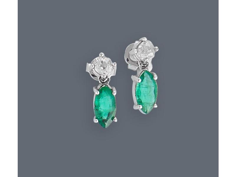 PAIRE DE PENDANTS D'OREILLES en or gris (750)...