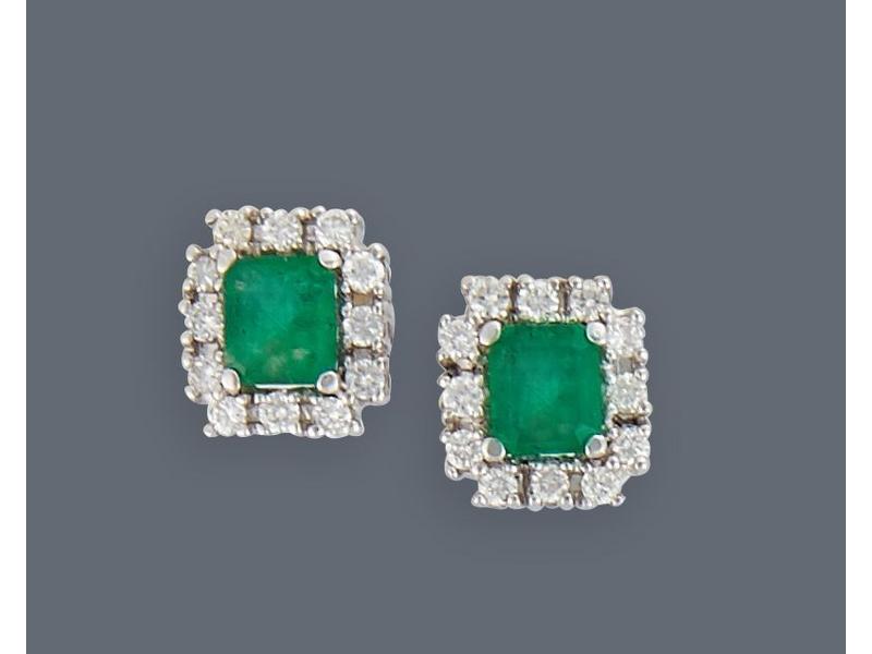 PAIRE DE CLOUS D'OREILLES en or gris (750)...