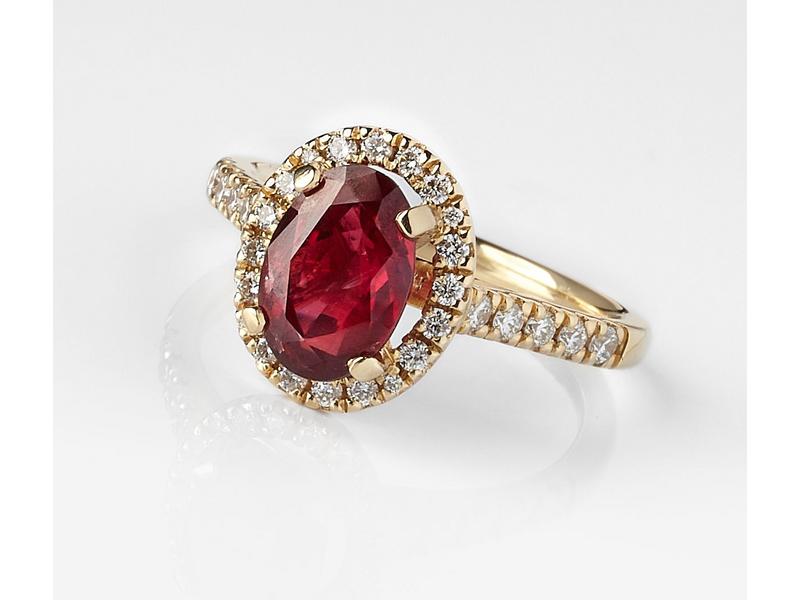 BAGUE en or jaune (750) sertie d'un rubis...