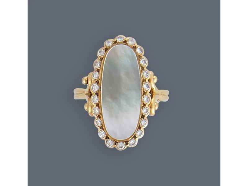 BAGUE en or jaune (750) de forme oblongue...