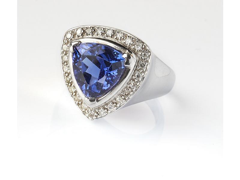 BAGUE en or gris (750) ornée d'une tanzanite...
