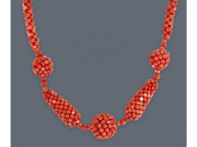COLLIER de perles de corail en chute à trois...