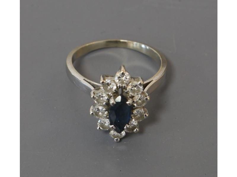 BAGUE marquise en or gris (750) sertie d'un...