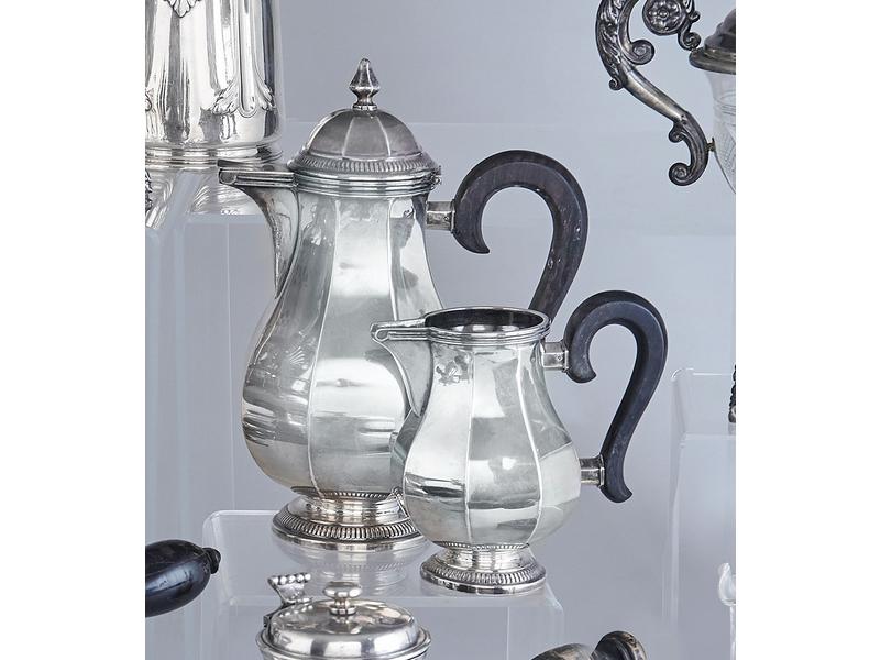 CAFETIÈRE et POT À LAIT en argent de forme...